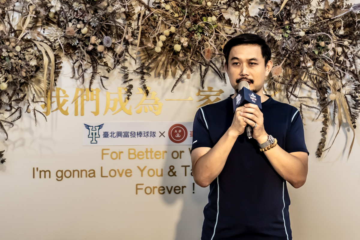 臺北市體育局王泓翔局長致詞表示希望藉由這次的活動,將溫暖的力量往外延伸推廣,用行動幫助流浪動物。