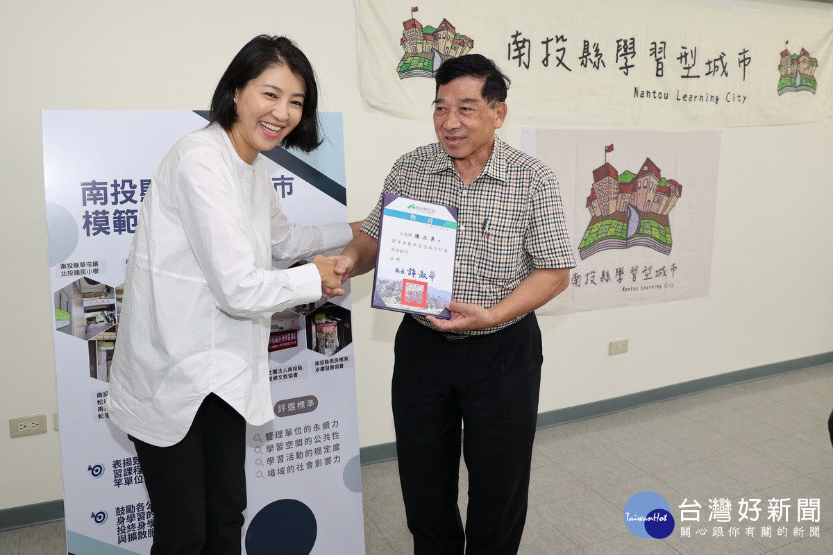 許縣長頒榮譽顧問聘書予陳前副縣長。(縣府提供)