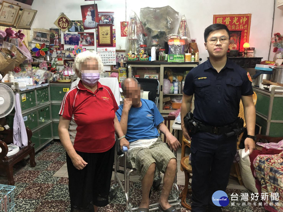 9旬老翁浴室跌倒,大園警扮演好鄰居及時救援。<br /><br />