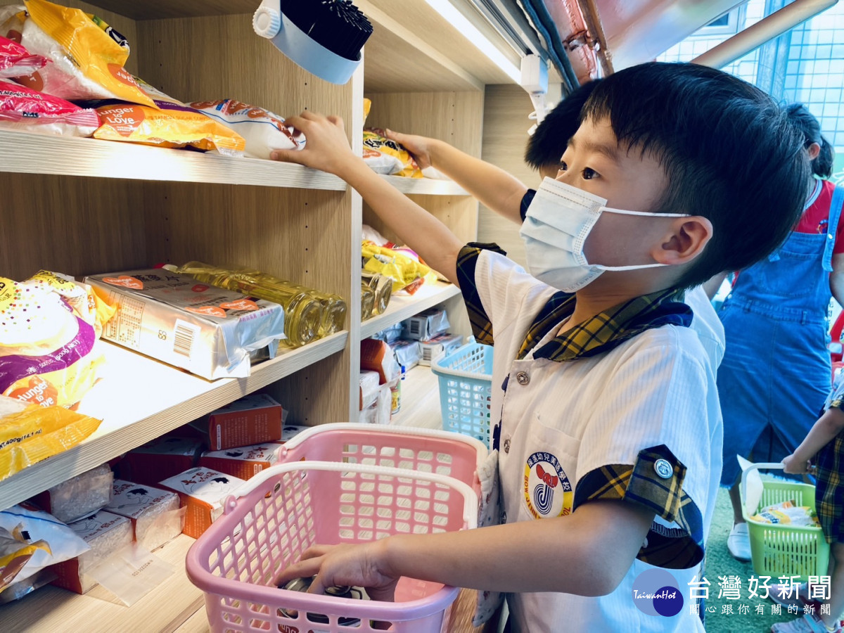 台中傑揚幼兒園幼童化身糧食救援志工,在限時內挑選想送給飢餓兒童的救援糧食。