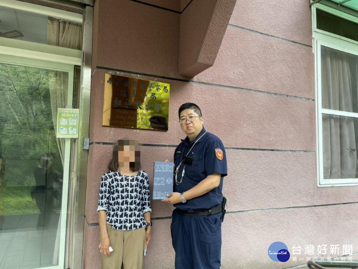 日籍松井女士和處理警員陳巨昌於派出前合影留念。