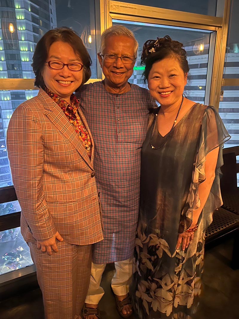 圖/台灣尤努斯基金會蔡慧玲董事長(左一)、王絹閔執行長(右一)至孟加拉拜訪諾貝爾和平獎得主穆罕默德‧尤努斯教授(左二)，尤努斯教授非常期待第三屆尤努斯創新獎的成果。(尤努斯基金會提供)