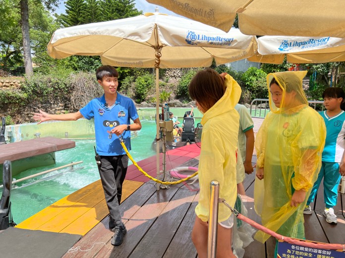 臺灣服務業大評鑑 麗寶樂園渡假區奪首屆友善服務獎 86 5 麗寶樂園現場服務園陳慈恩,細心觀察遊客安全並貼心提醒,還能積極營造歡樂氣氛,榮 | 美食旅遊 美食旅遊 記者爆料網