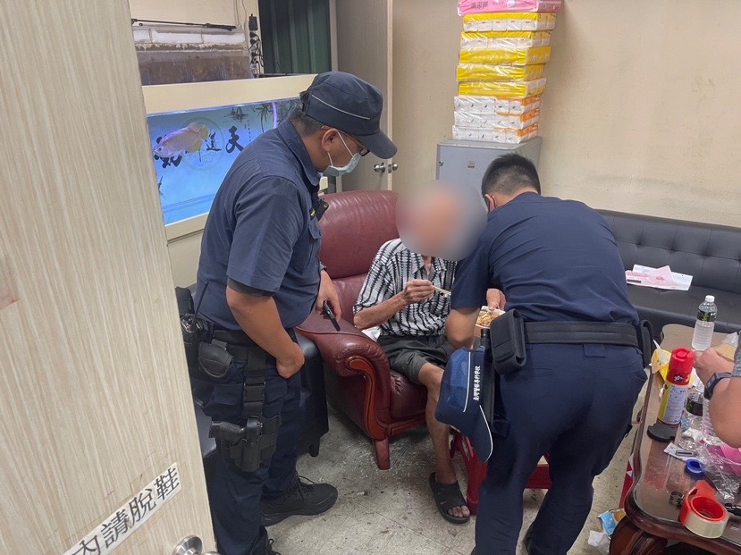 樹林分局三多派出所警員李嘉偉、巴震崴、實習生賴尚煒順利聯繫到家屬接老翁返家
