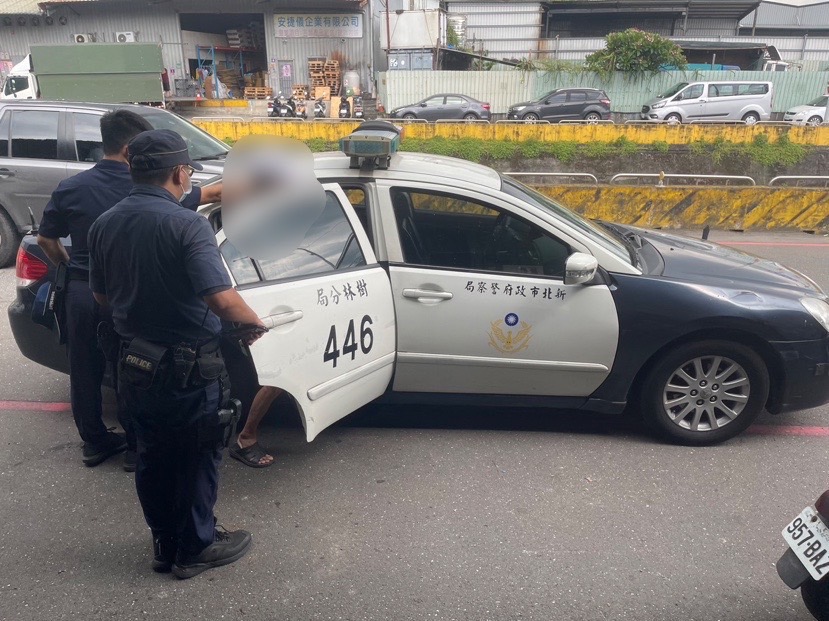 樹林分局三多派出所警員李嘉偉、巴震崴、實習生賴尚煒順利聯繫到家屬接老翁返家