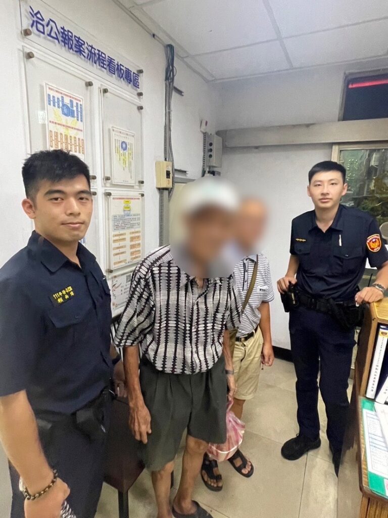 樹林分局三多派出所警員李嘉偉、巴震崴、實習生賴尚煒順利聯繫到家屬接老翁返家