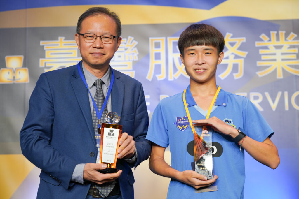 2023年臺灣服務業大評鑑,麗寶樂園渡假區榮獲首屆「友善服務獎」、員工陳慈恩獲得「服務尖兵」個人獎的肯定