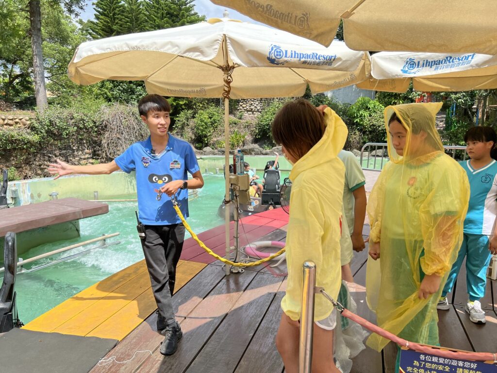麗寶樂園現場服務園陳慈恩,細心觀察遊客安全並貼心提醒,還能積極營造歡樂氣氛