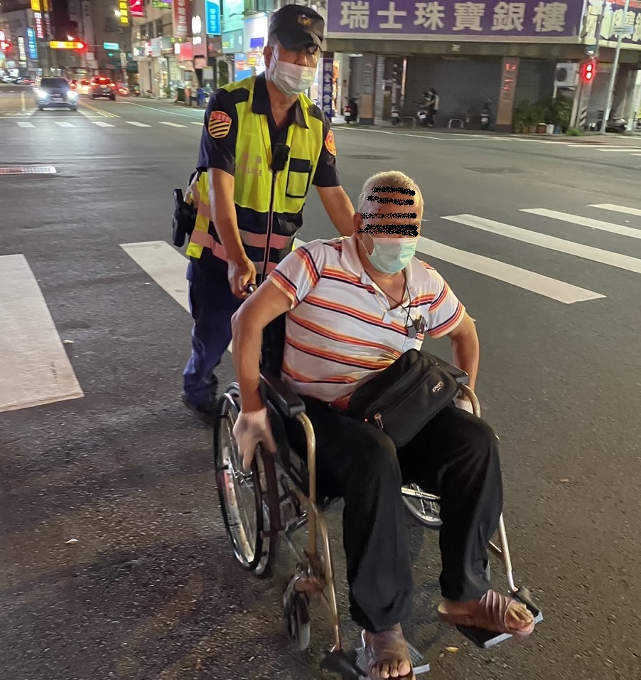 ▲圖說:員警主動協助殘障老翁安全抵達馬路對岸 (圖/台中市政府提供)