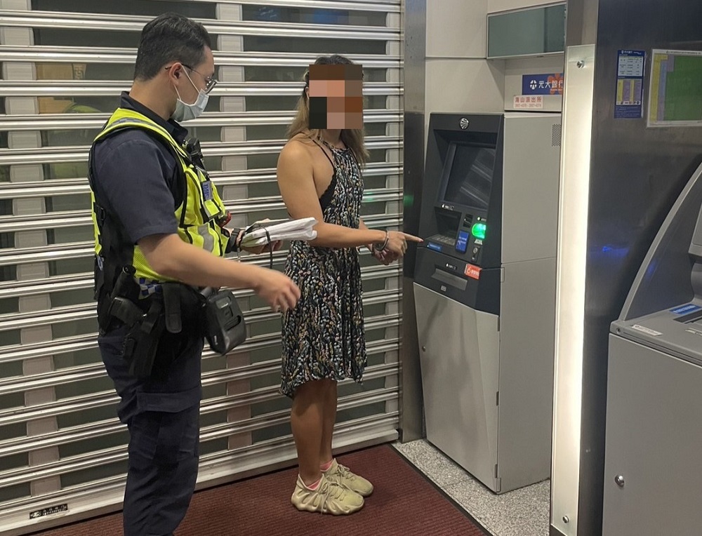 男扮女裝提款機領錢 警識破偽裝竟是港籍詐欺車手 288 男扮女裝提款機領錢 警識破偽裝竟是港籍詐欺車手 287