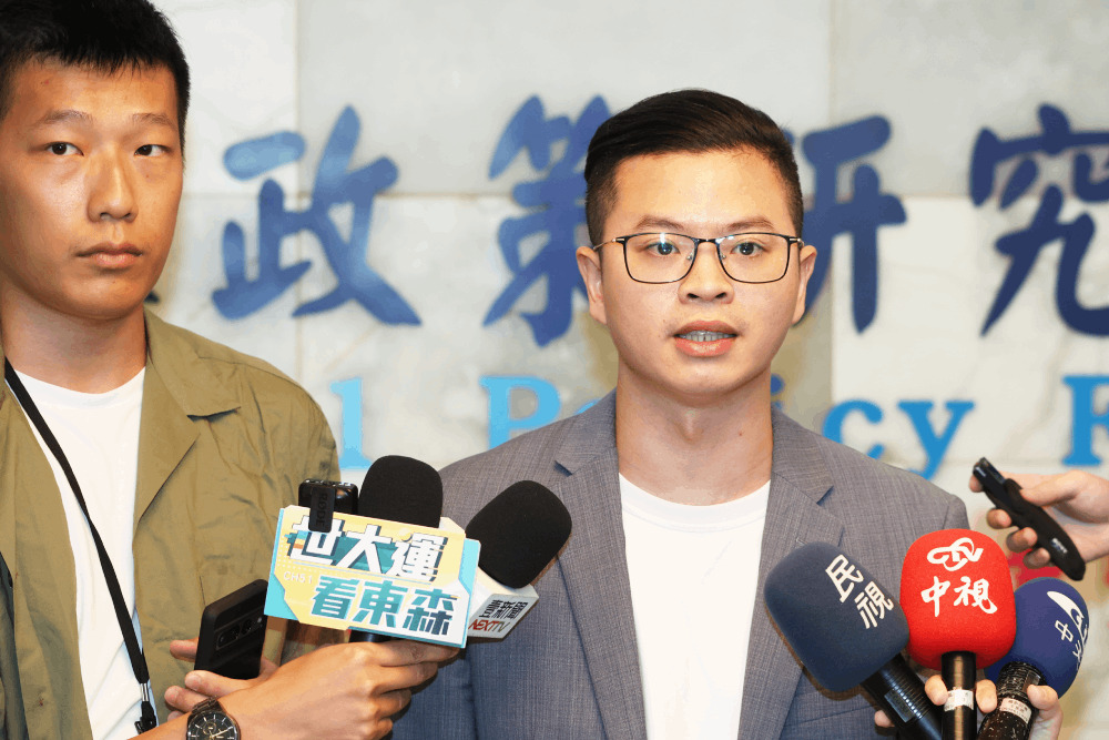 國民黨議員凌濤、蔡淑君挺侯友宜 掛同框大型看板「全力相挺」 294 國民黨議員凌濤、蔡淑君挺侯友宜 掛同框大型看板「全力相挺」 293