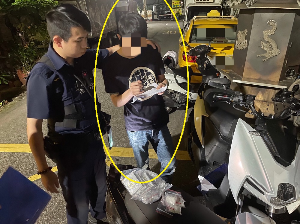 酒盒特別輕竟是藏毒品 閃避巡邏員警視線露餡機車男被逮 294 酒盒特別輕竟是藏毒品 閃避巡邏員警視線露餡機車男被逮 293