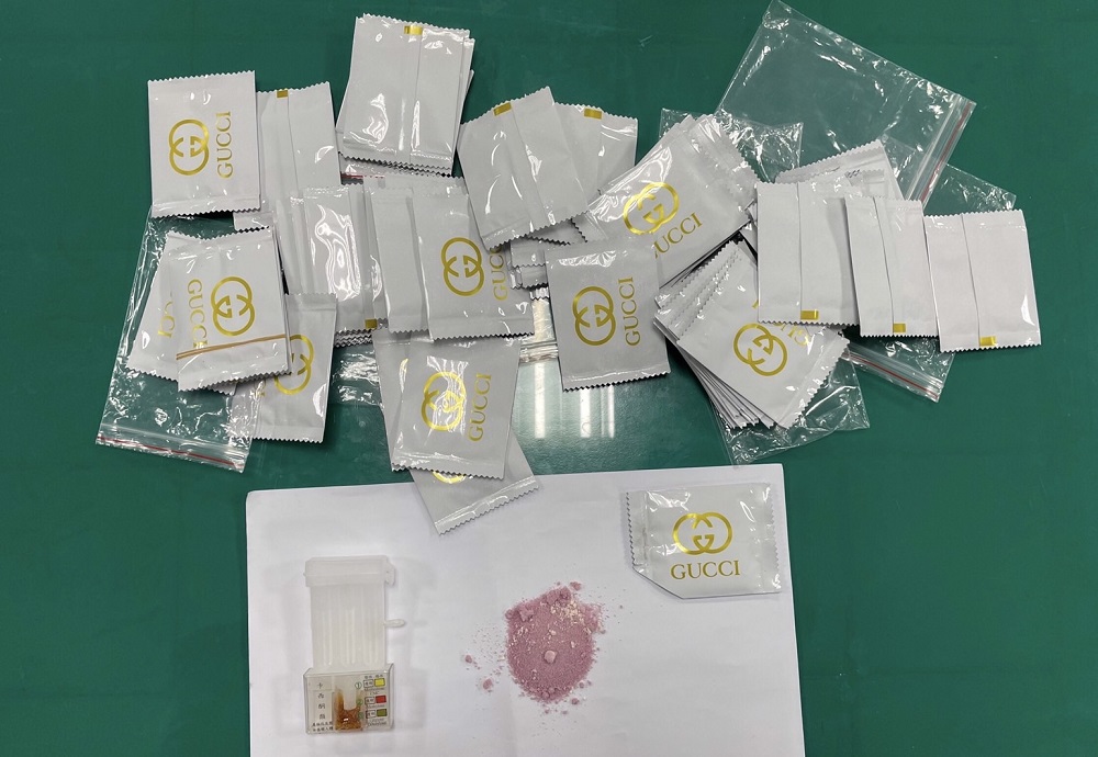 酒盒特別輕竟是藏毒品 閃避巡邏員警視線露餡機車男被逮 298 酒盒特別輕竟是藏毒品 閃避巡邏員警視線露餡機車男被逮 297
