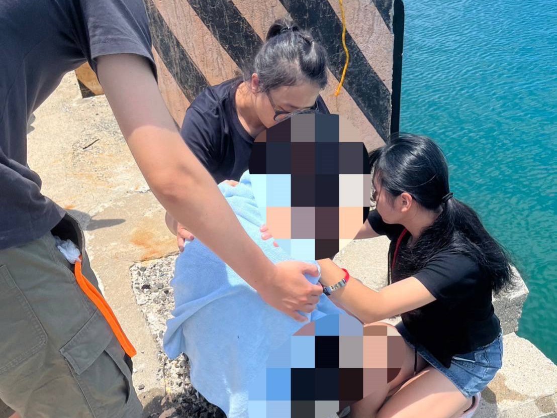 16歲少女失控跳海　海巡員救生圈及時撈人送醫 299