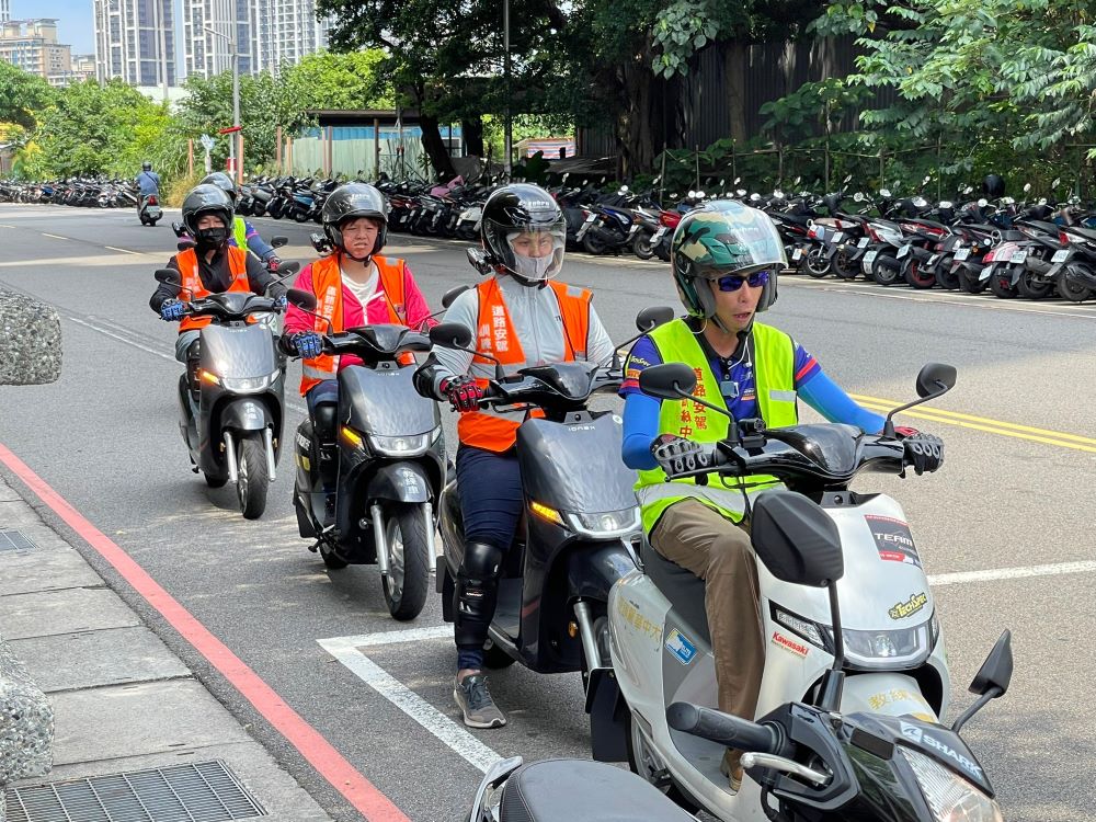 教練帶領學員道路安駕訓練。〈臺北區監理所提供〉