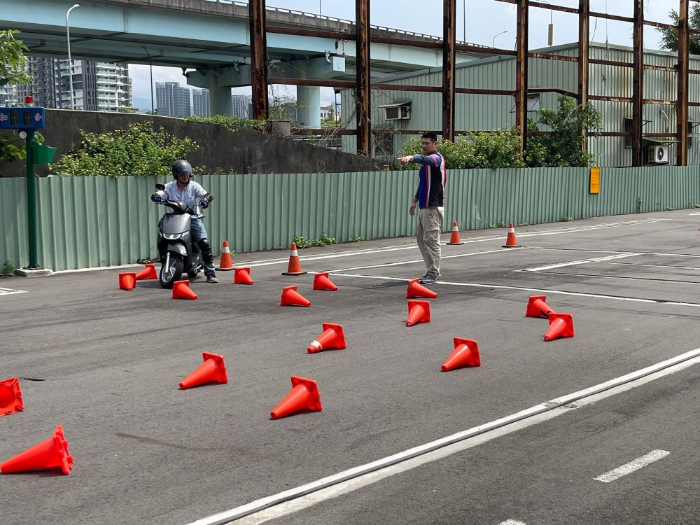 學員場內繞錐轉彎練習。〈臺北區監理所提供〉