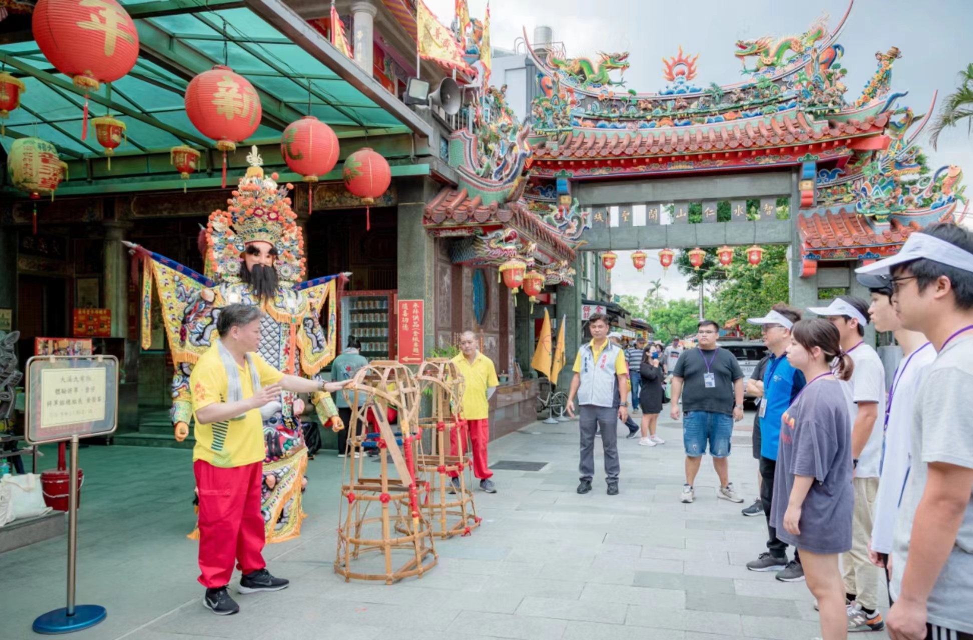 青商會首度舉辦的大專青年領袖活動課程,結合了桃園大溪在地社頭大有社,讓參與的青年學子對大溪神之鄉的社頭文化有更深的了解。(青商會提供)