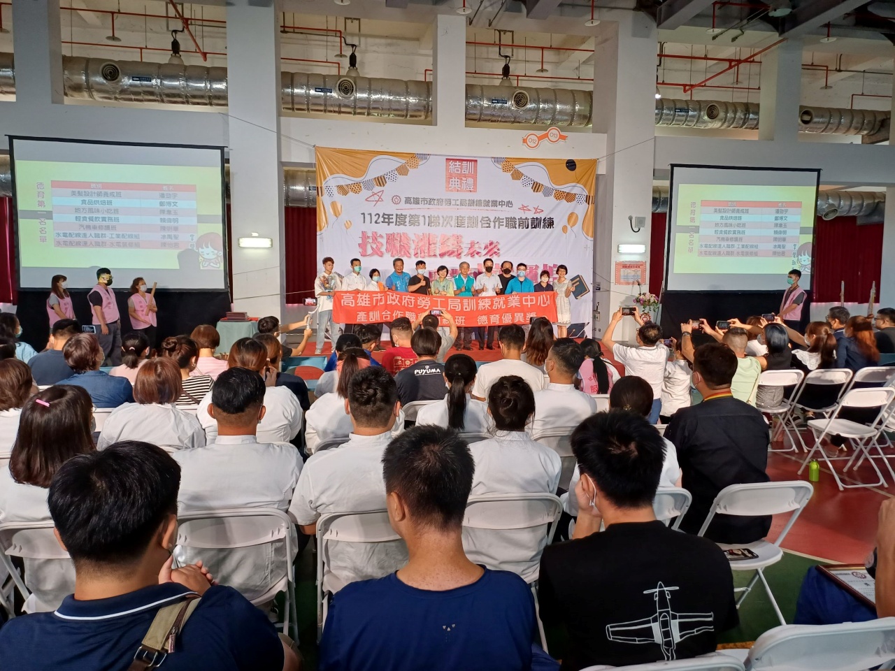 給不設限的自己掌聲 音樂系房仲自高市職訓班結訓考得水電證照