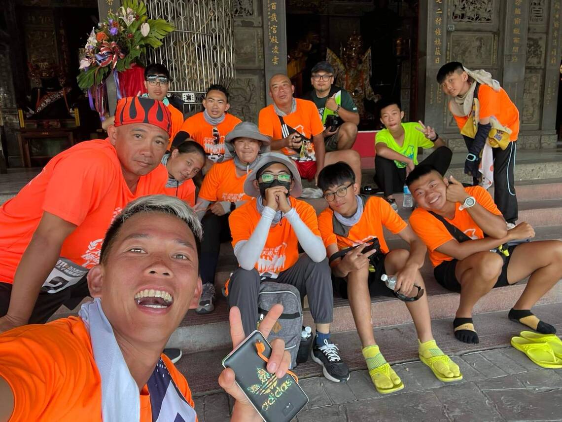 漾新聞|微笑南台灣環島馬力夯 雄中儀隊為公益而走 28天徒步環島募款也挑戰極限
