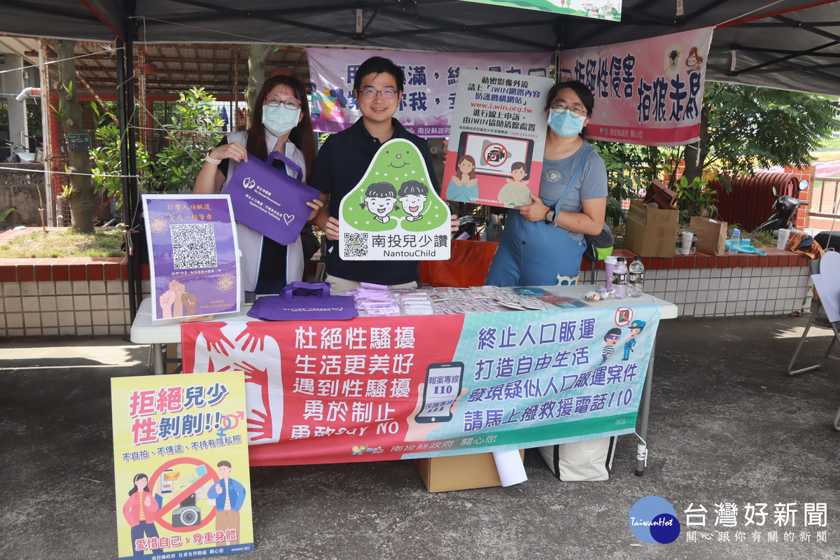 林儒暘議員也到社勞處等攤位關切業務成果。(記者扶小萍攝)