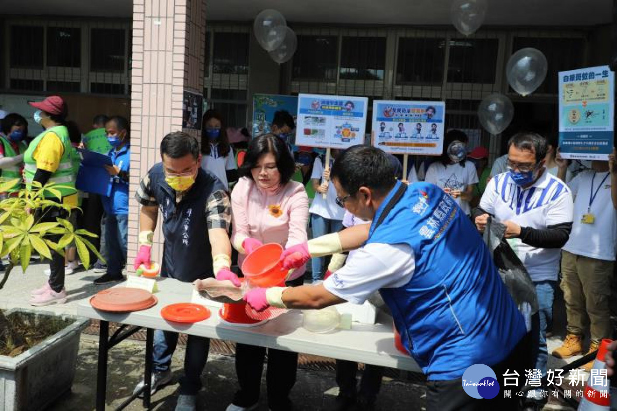 雲林縣長張麗善等人示範「巡、倒、清、刷」防治登革熱四步驟/翻攝照片