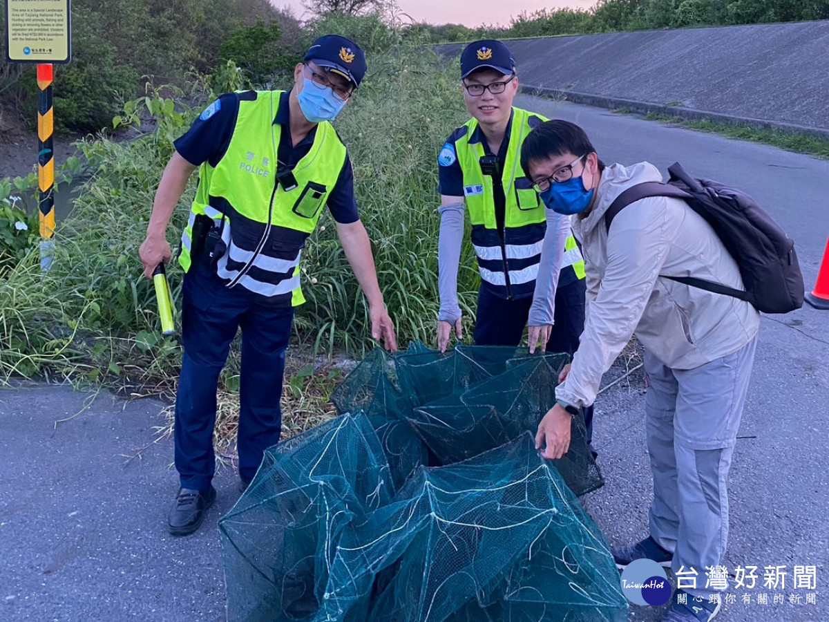 保七警攜手台江處，協助清除河道裡捕捉魚蟹之蜈蚣網