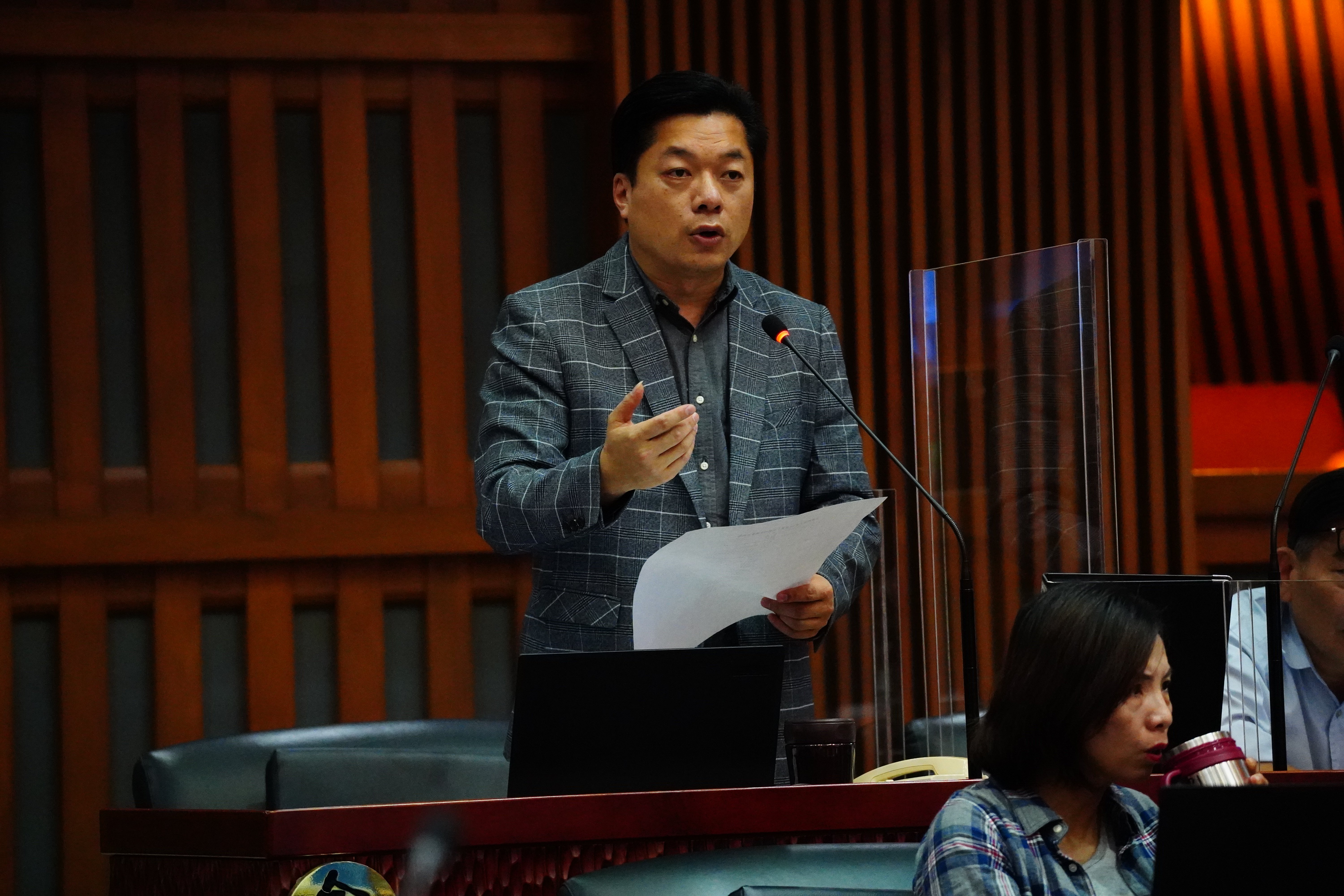 民進黨宜蘭縣立委參選人陳俊宇甫獲黨中央提名,卻被爆出他在員山的豪宅竟是集貨場,2015年就被縣府開罰要求改善,但直到提名前才僱工處理。資料照片