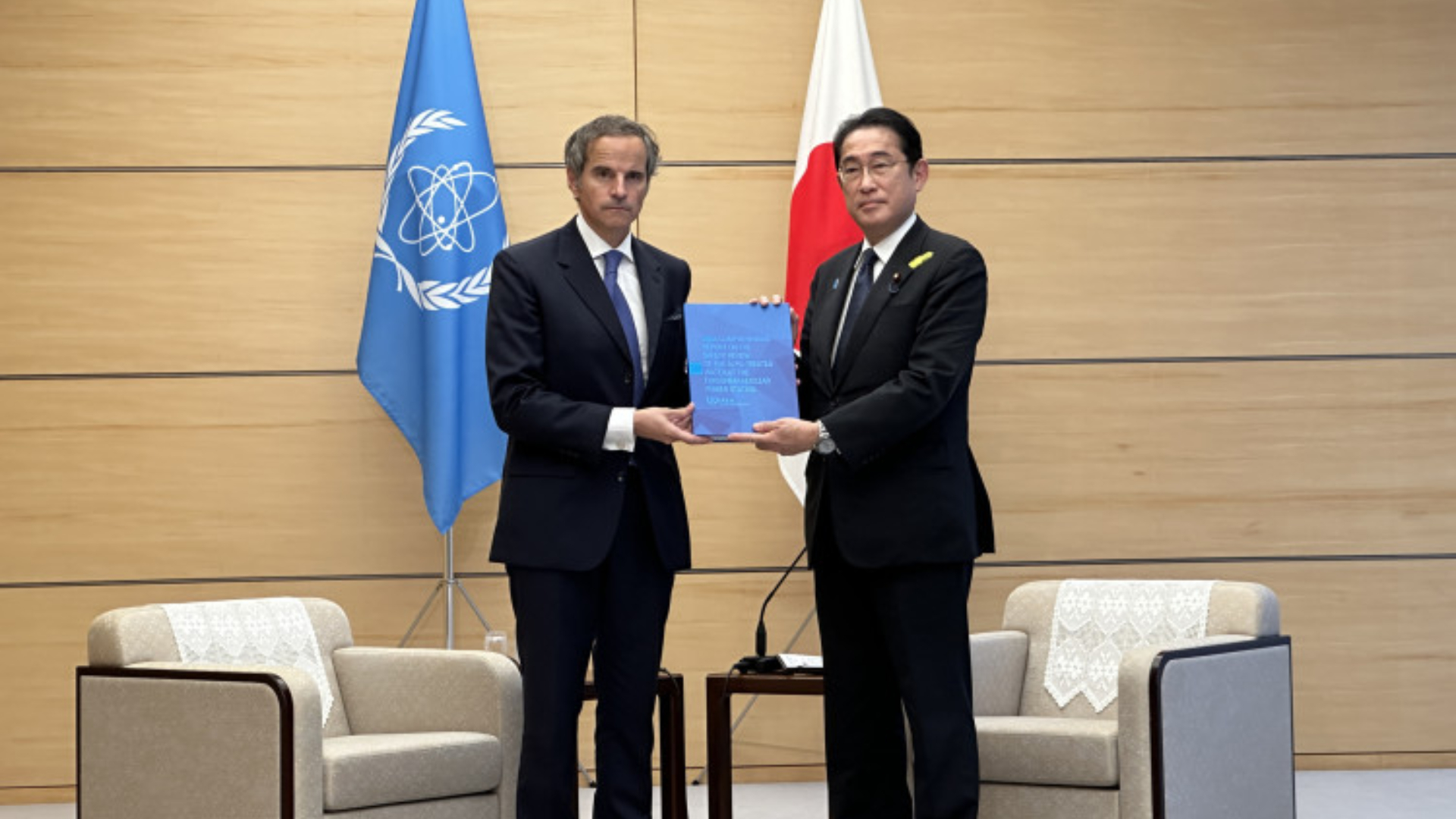 IAEA秘書長格羅西(左)4日向日本首相岸田文雄(右)提交日本核廢水評估報告。翻攝IAEA網站