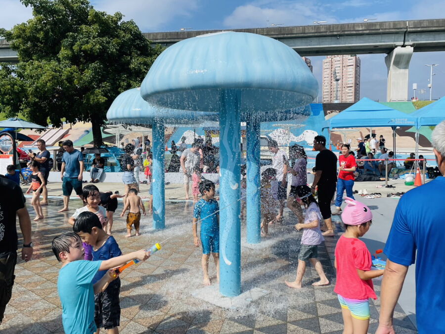 圖/三重海世界水樂園以台灣周邊海洋生物為主題,玩水的人潮絡繹不絕。(圖/新北市政府高灘地工程管理處提供)