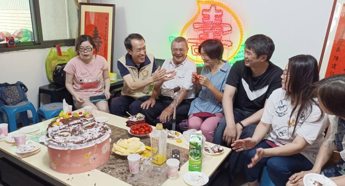 榮民周強爺爺歡慶百歲  高市榮民服務處溫馨祝壽