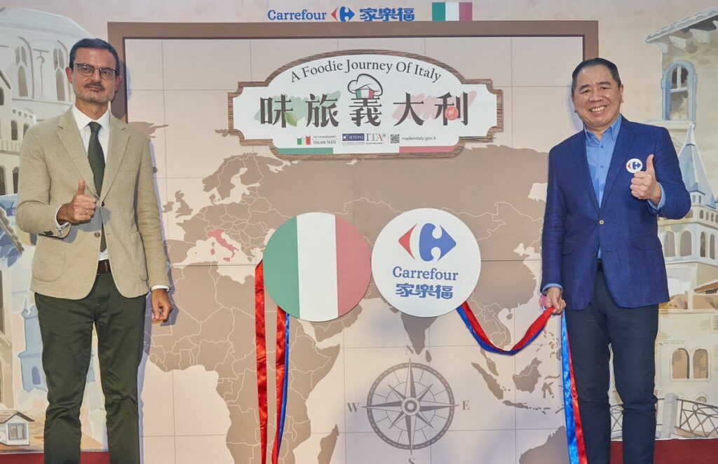 『家樂福味旅義大利美食記者會』現場邀請ICE義大利在台辦事處：貿易處主任Mr.Enrico(Director)蒞臨，以及家樂福代表 王俊超總經理，共同為味旅義大利週揭開序幕。