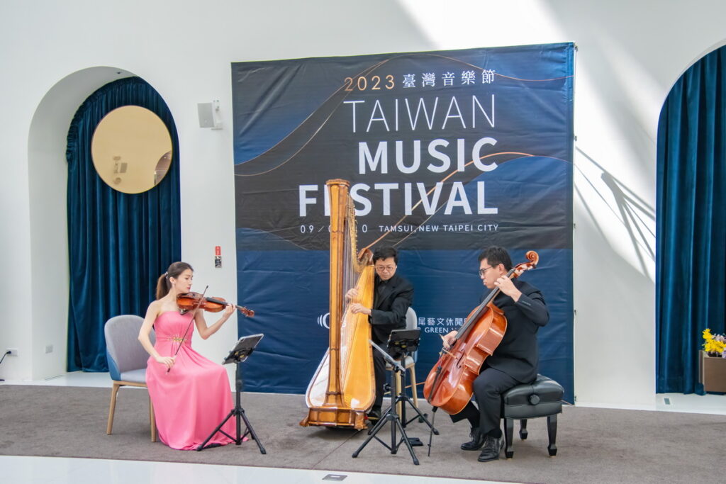 灣聲樂團三位音樂家現場演奏,提前感受臺灣音樂節的動人魅力。