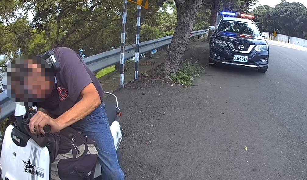 ▲圖說:春社派出所員警巡邏時發現一名男子無力趴在機車上 (圖/台中市政府提供)