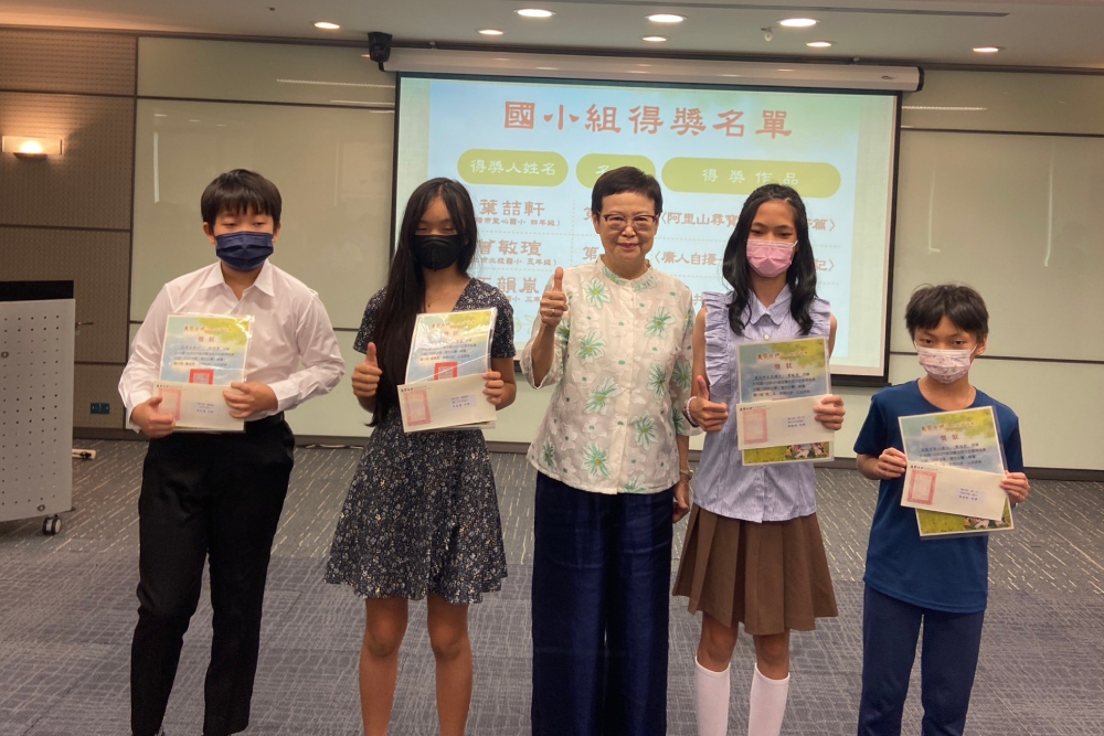 寶吉祥文史教育協成語故事徵文比賽，國小組獲獎同學合影。寶吉祥文史教育協會理事長馮明珠希望能努力推廣貼近成語活動