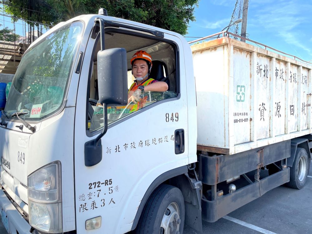清潔隊司機駕駛資源回收車。〈環保局提供〉