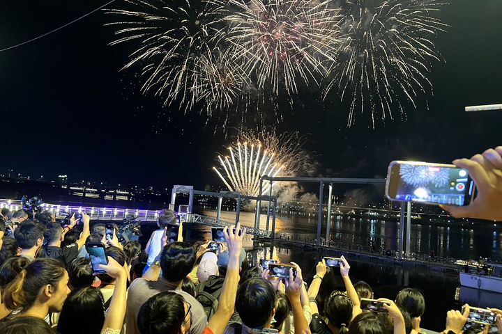 「大稻埕夏日節」每周三都有煙火秀可觀賞。 圖:臺北市政府觀光傳播局/提供