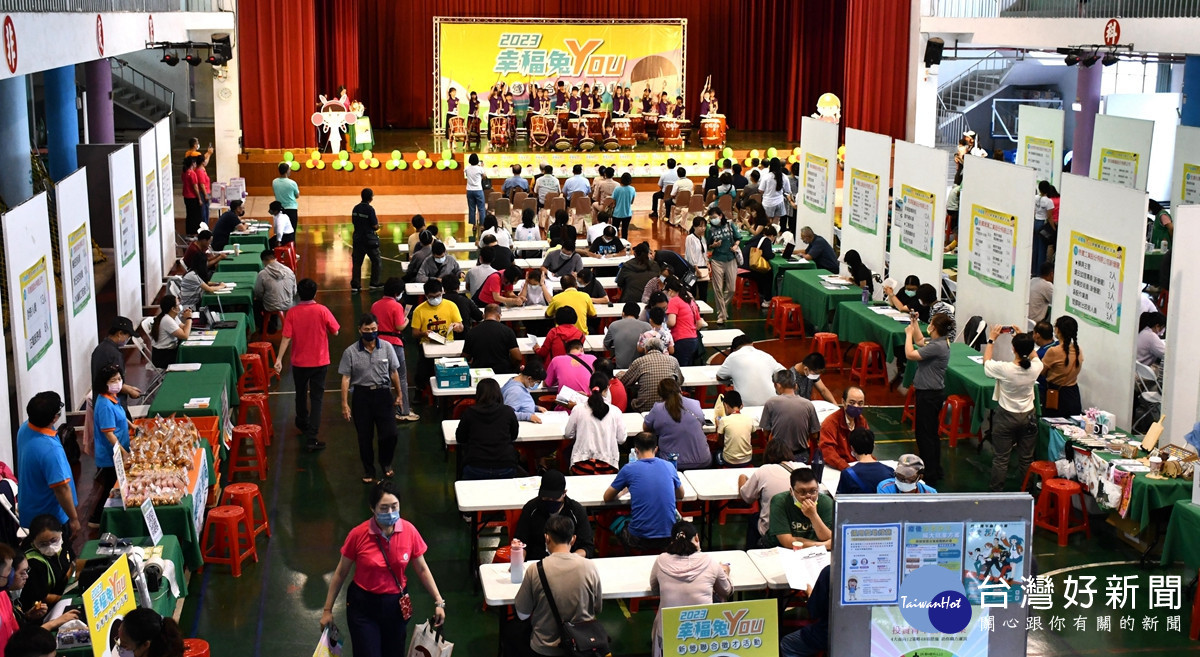 勞動部北台南最大場徵才新營登場，吸引民眾近500人來求職