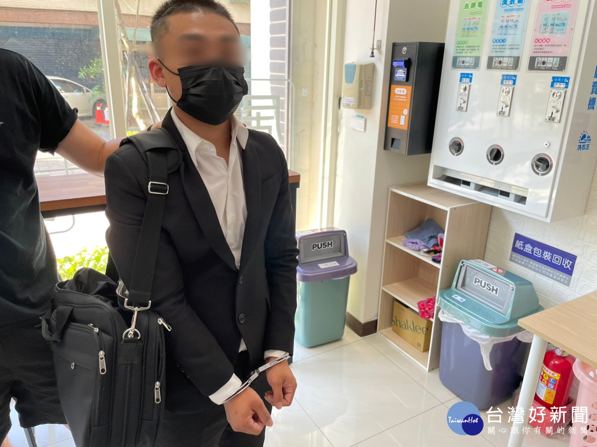 詐欺車手多重身分，警方佈署埋伏逮捕。