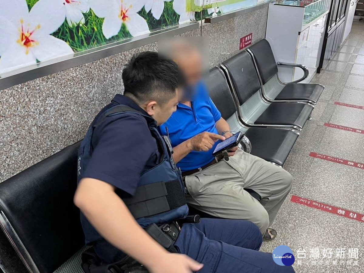 75歲老翁落入詐騙陷阱，幸虧警、行員即時阻詐。<br /><br /> 