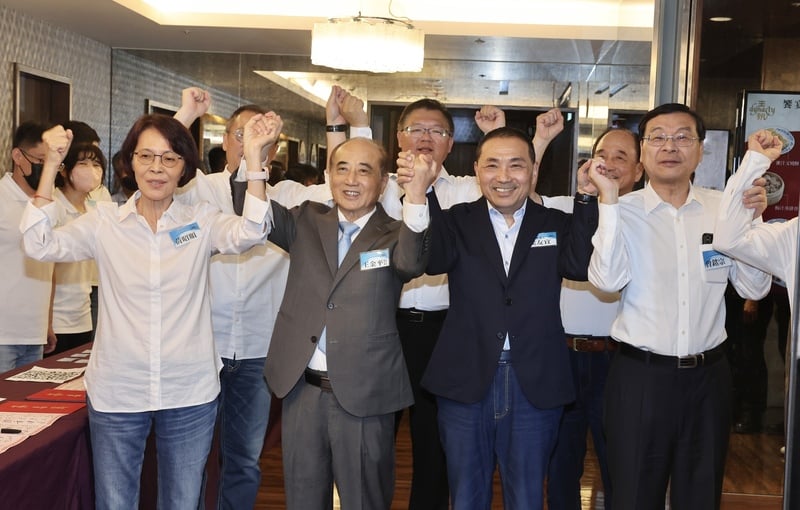 李德維、費鴻泰和吳育昇加入侯友宜競選團隊,圖為5日晚間在台北凱撒大飯店舉辦的「厚友誼立委後援會」。中央社