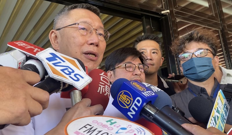 傳藍營等柯文哲無條件投降組「侯柯配」,柯聞言感到警訝。資料照片/中央社