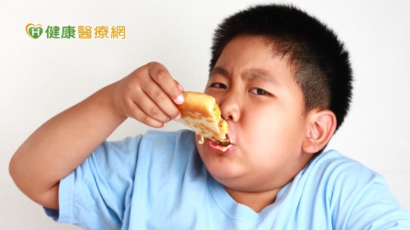 8成肥胖學童吃飯配3C 親子無共餐過胖風險恐增加3.7倍