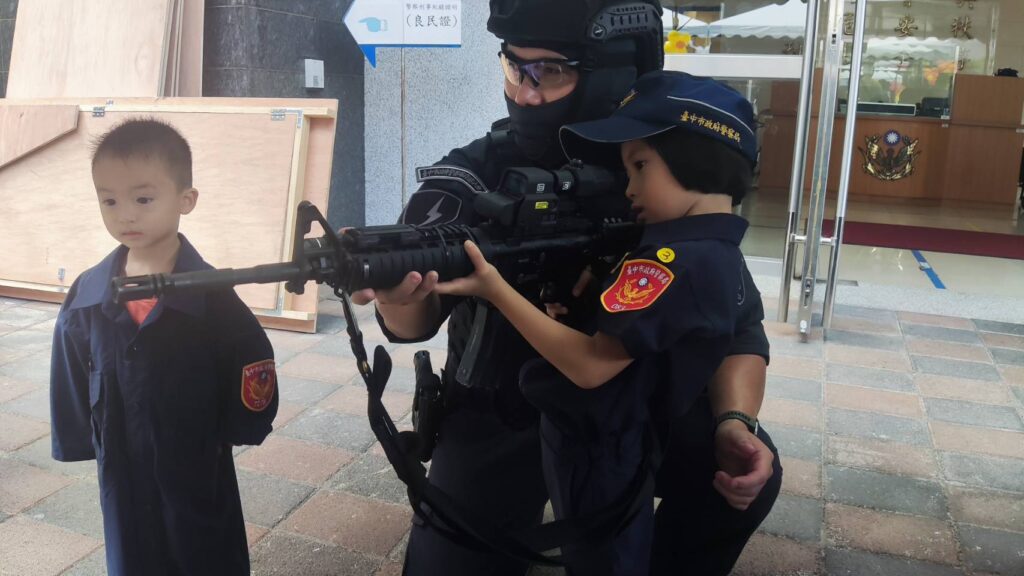 ▲圖說:小小警察出任務,體驗特勤中隊執行任務的武器裝備 (圖/台中市政府提供)