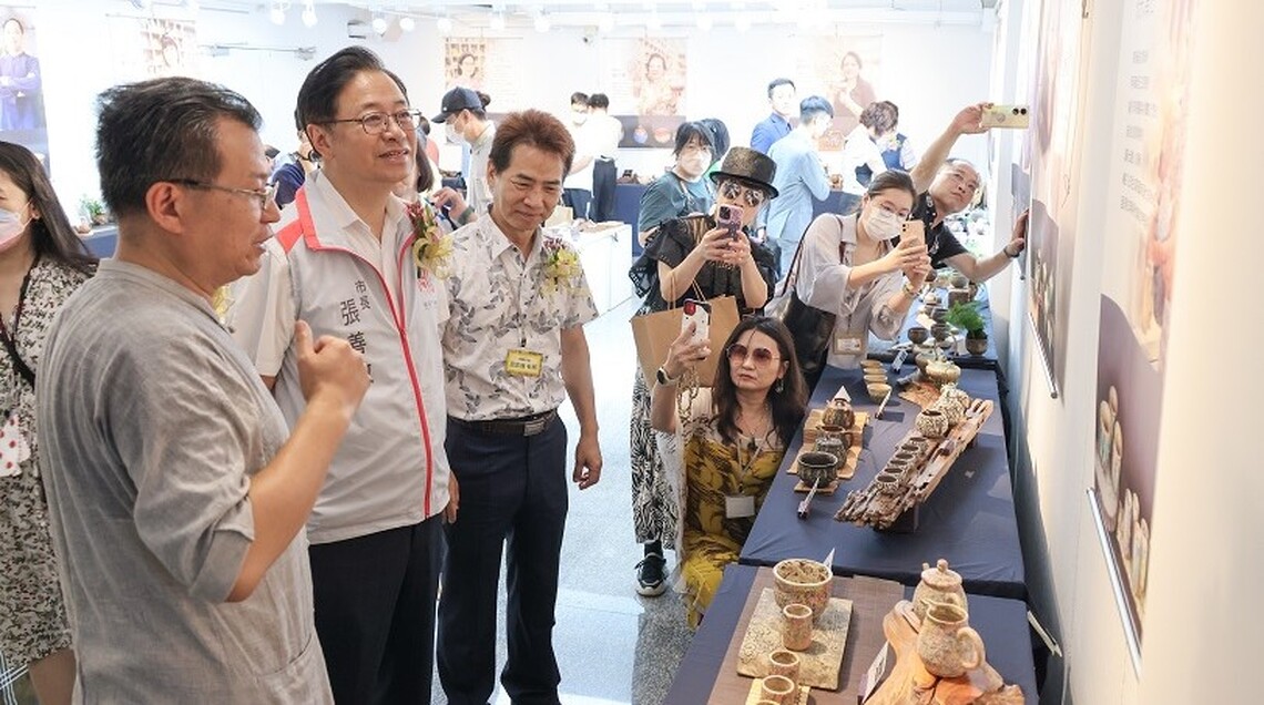 參觀台灣岩礦陶藝創作 張善政:在新的創作領域開拓更多元的藝術作品