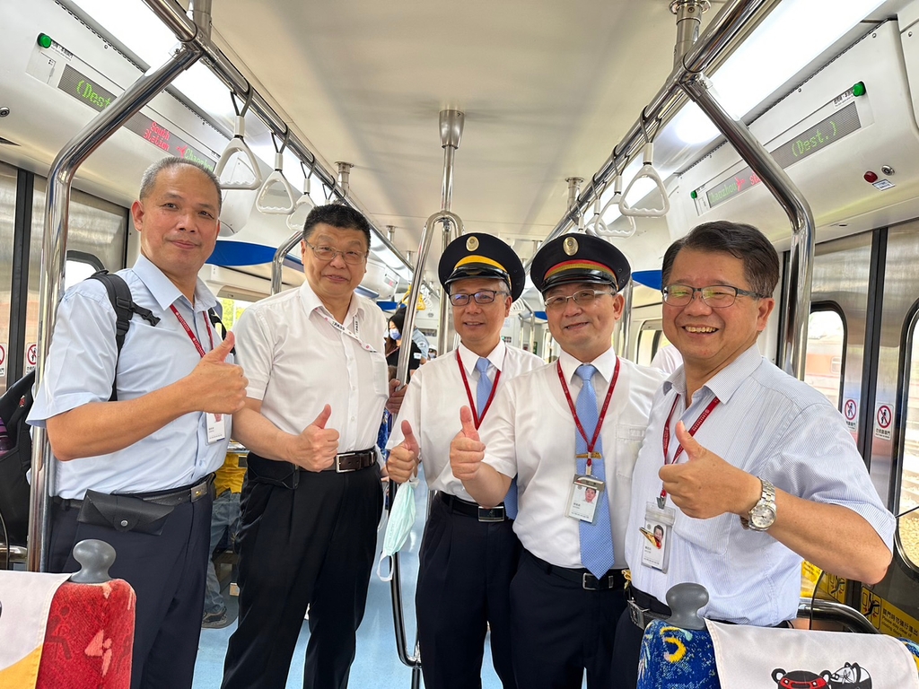 7月8日「潮鐵專列」試營運首日，臺鐵局局長杜微由南區協調中心主任陳文川、潮州機廠廠長謝進崑、資產開發中心副總經理江昭瑢、高雄運務段段長徐竹平等人陪同，親自搭乘首班列車。（圖：交通部臺鐵局）