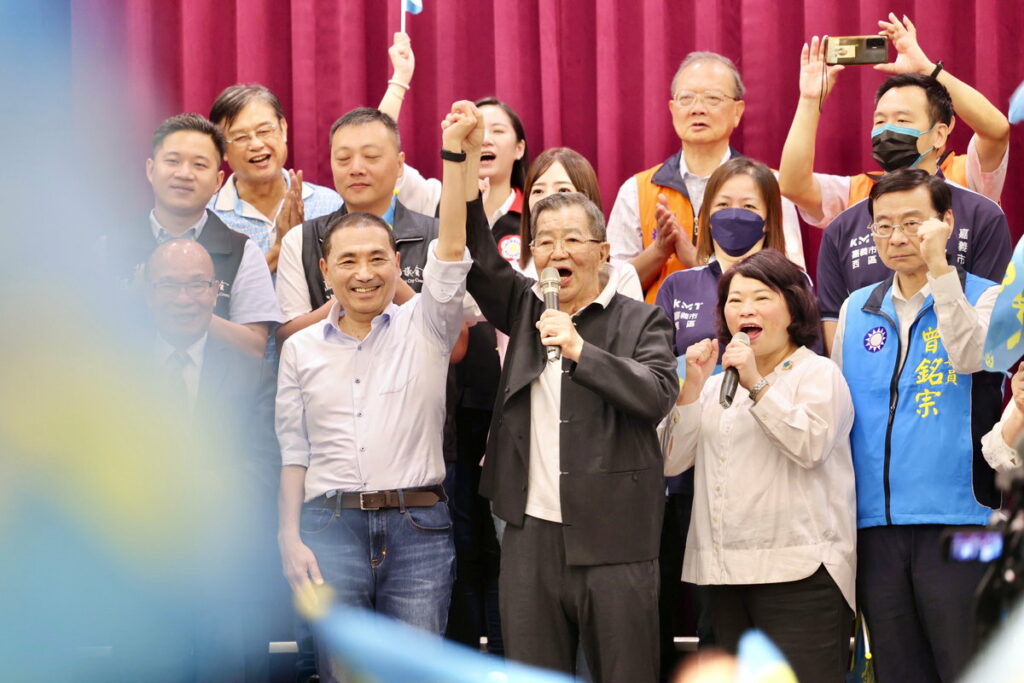 前副總統蕭萬長今天雖然聲音有些沙啞,但仍奮力地向全國鄉親推薦侯友宜。