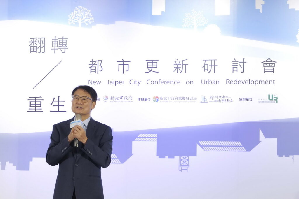 新北市副市長陳純敬,今日參加「翻轉_重生 都市更新研討會」致詞。