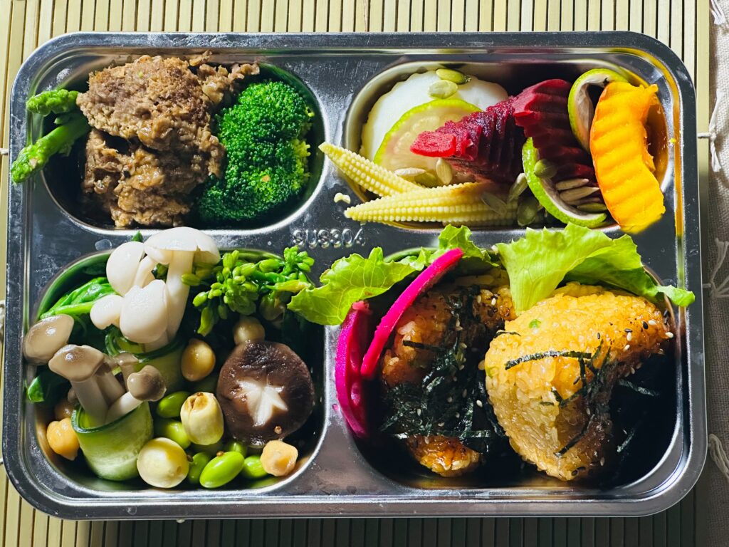 鼓勵業者運用在地食材,減少食物里程數,同時運用經洗滌消毒可重複盛裝的循環餐具進行盒餐設計及服務,減少浪費。