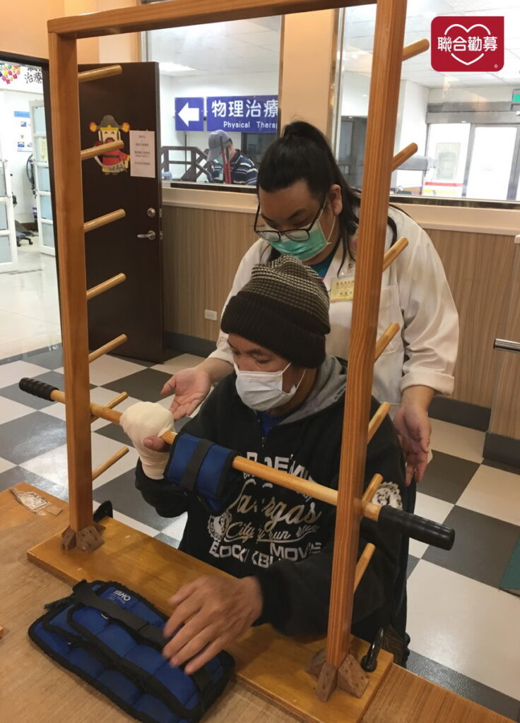 榮伯認真復健