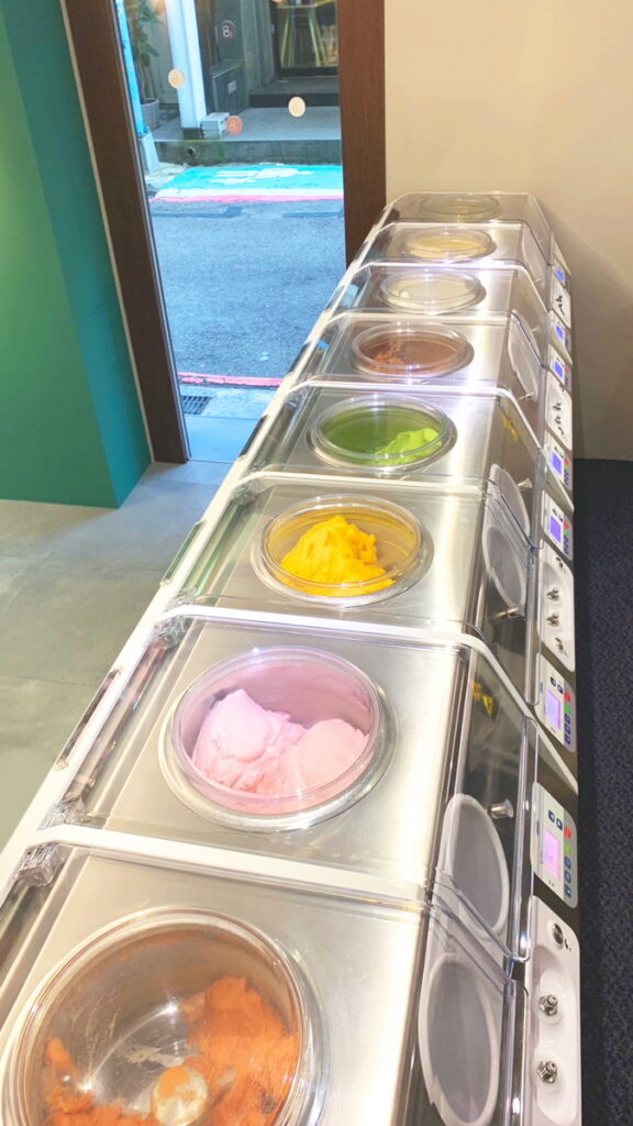 2. 圖說:8%ice首度引進全台第一組商用店頭義大利冰淇淋製冰設備「Carpigiani Synthesis 2」,前場製冰保留新鮮風味口感直送消費者手裡